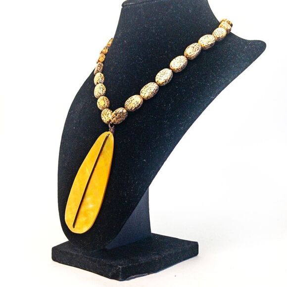 Tribal Choker: Surfboard Mother of Pearl Pendant with Salwag Beads - Picture 3 of 8